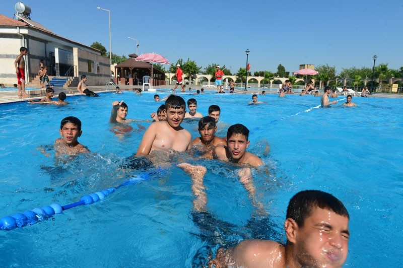 Şanlıurfa 40 derece sıcaklığa dayanmadı kendini havuza attı