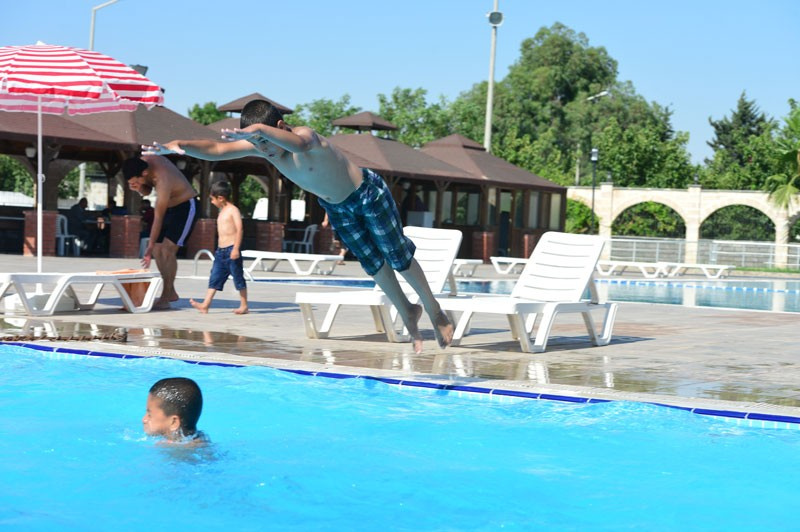 Şanlıurfa 40 derece sıcaklığa dayanmadı kendini havuza attı