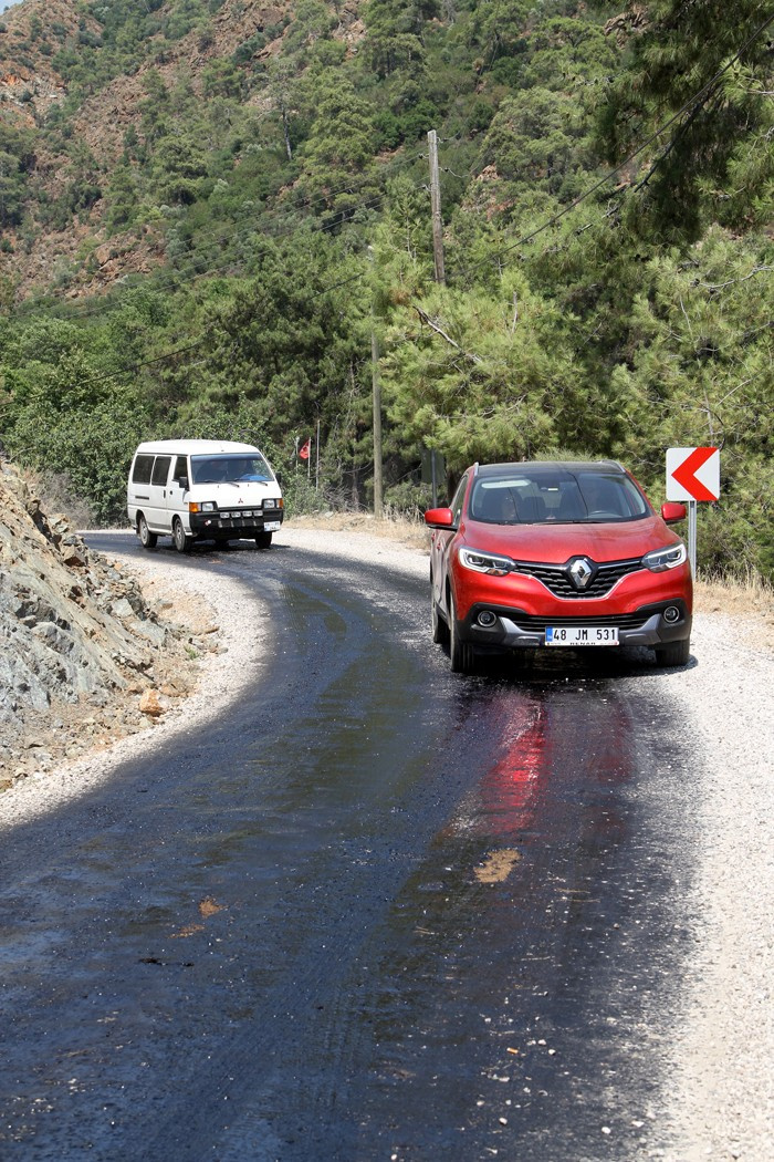 Fethiye'de eriyen asfalt sürücülere zor onlar yaşattı