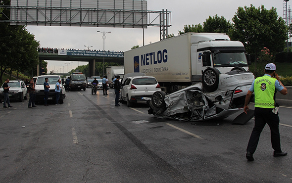 İstanbul'da trafik felç: Yaşanan kazada 10 araç birbirine girdi!