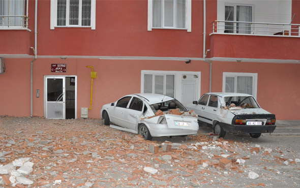 Yozgat'ta rüzgar binanın çatısını uçurdu