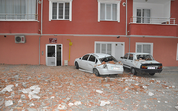 Yozgat'ta şiddetli rüzgar bir binanın çatısını uçurdu