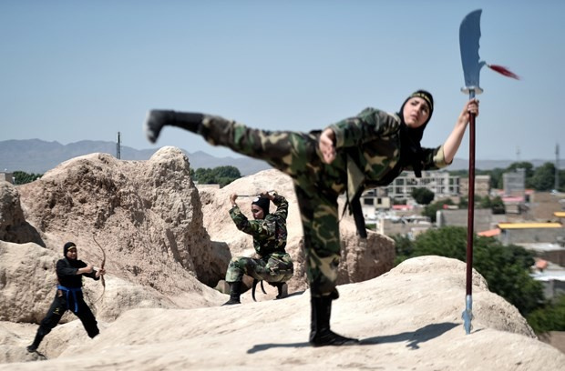 İran'ın Ninja Kadınları göz korkuttu
