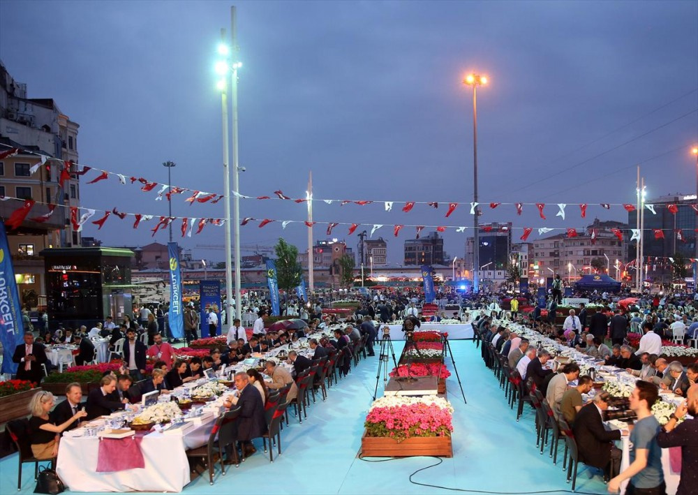 Taksim'de geleneksel Beyoğlu İftarı