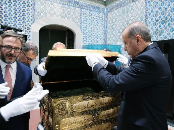 Destimal töreni nedir Erdoğan sandığı açıp başında dua etti!