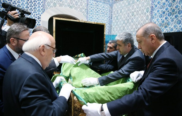 Destimal töreni nedir Erdoğan sandığı açıp başında dua etti!