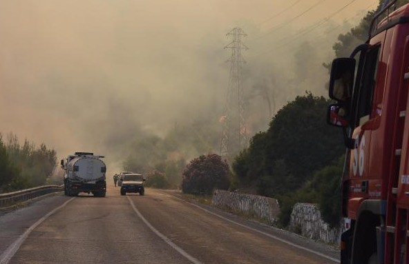 İzmir'de yangın olay yerinden ilk görüntüler