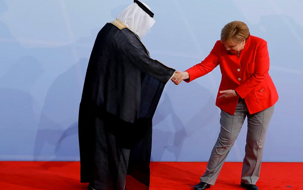 Bu nasıl selamlaşma! Merkel ne yapmaya çalışıyor?
