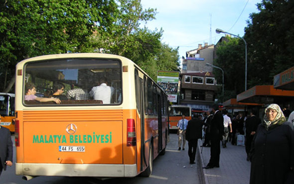 Malatya'da belediye otobüsü iş yerine girdi