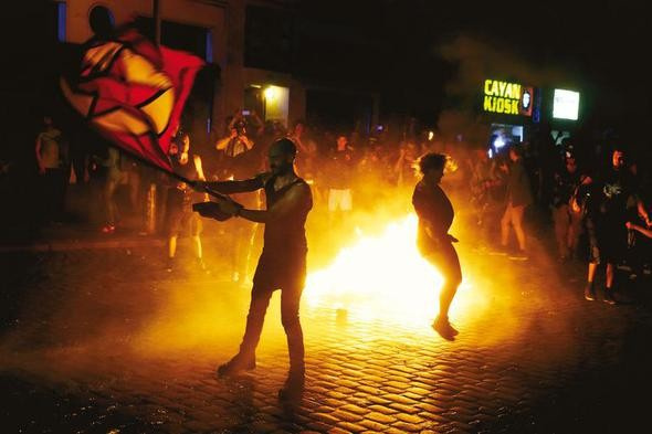 Hamburg'daki büyük tahribatı halk onarıyor!