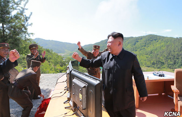 Savaş çıkaracak ama... Kuzey Kore füze atışını böyle kutladı