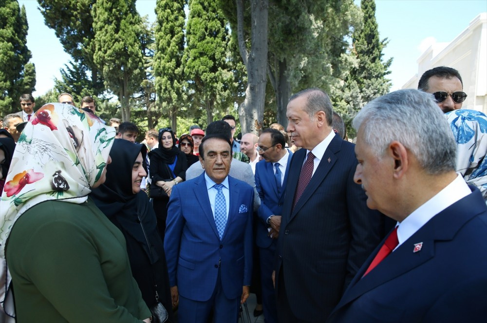 Erdoğan Edirnekapı'da 15 Temmuz Şehitliğini ziyaret etti