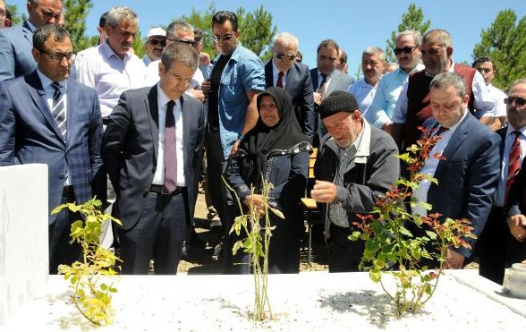 Başbakan Yardımcısı Canikli 15 Temmuz şehidinin mezarını ziyaret etti