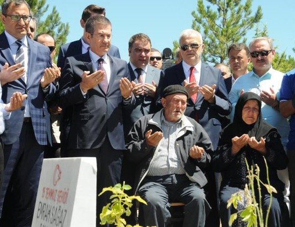 Başbakan Yardımcısı Canikli 15 Temmuz şehidinin mezarını ziyaret etti