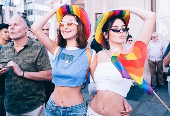 Mikonos tatilcileri Kendall Jenner ve Bella Hadid