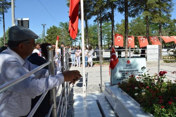 Türk bayrağını alan Ömer Halisdemir'i mezarı başında anmaya geldi