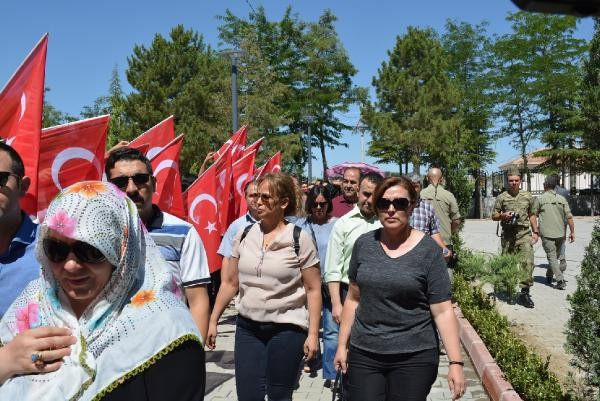 Türk bayrağını alan Ömer Halisdemir'i mezarı başında anmaya geldi