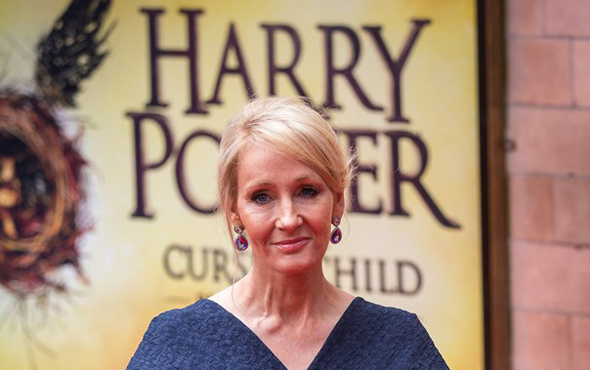 Harry Potter yazarı yeni kitabını elbisesine yazdı