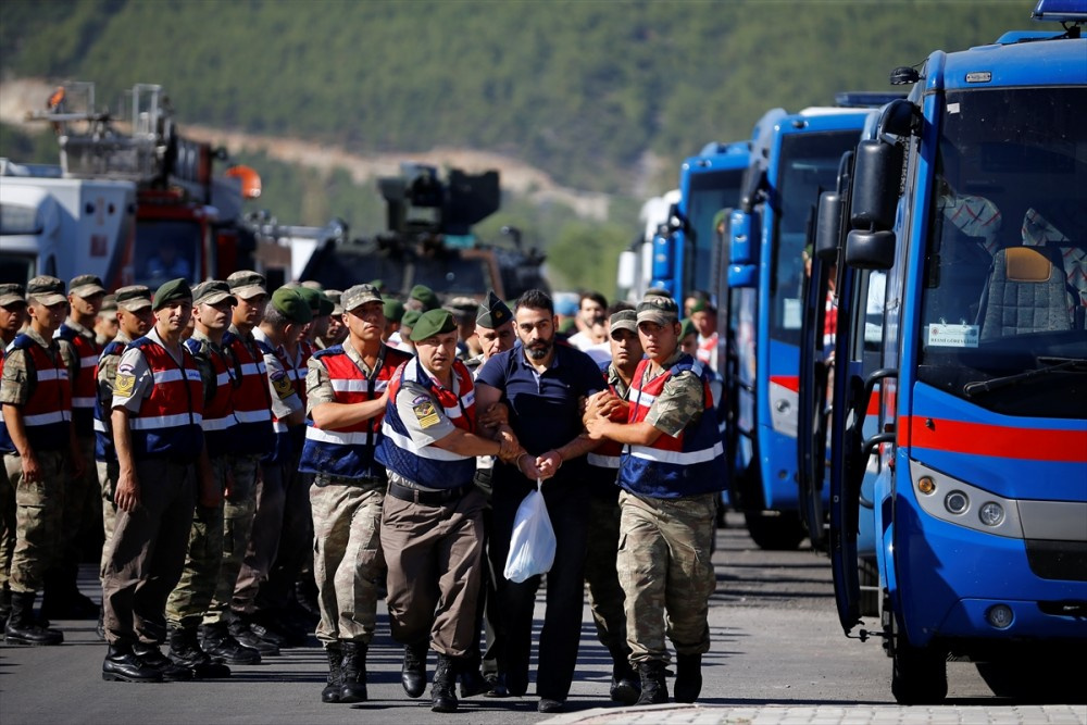 Bu ne rezalet! Darbeci duruşmaya bu tişörtle geldi!