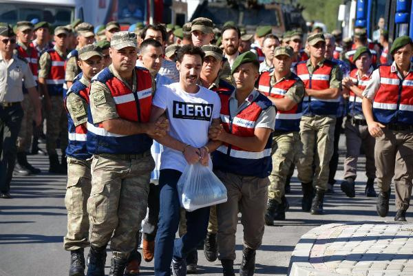 Bu ne rezalet! Darbeci duruşmaya bu tişörtle geldi!