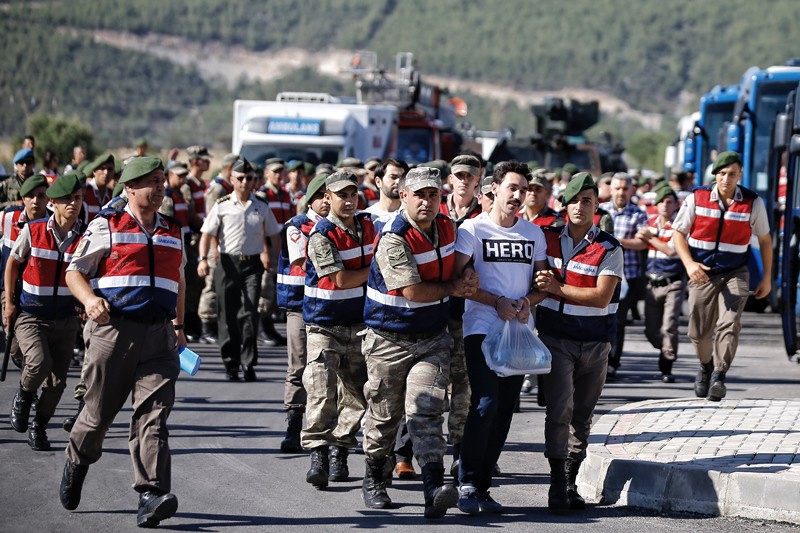 Bu ne rezalet! Darbeci duruşmaya bu tişörtle geldi!