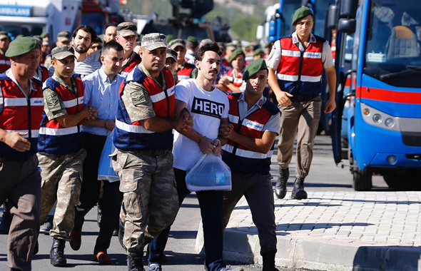 Hero tişörtlü FETÖ'cüye kapak attılar! İşte  'traitor' yanıtı