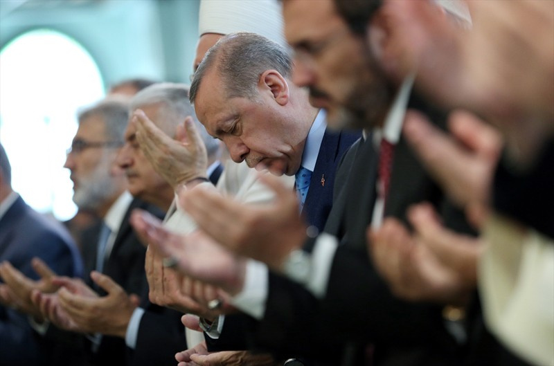 Erdoğan cuma namazını kıldı yanındaki sürpriz isme bakın