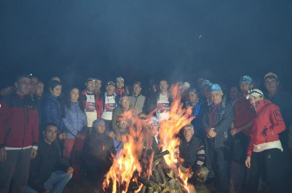 15 Temmuz için Süphan Dağı'na çıkıp demokrasi ateşi yaktılar