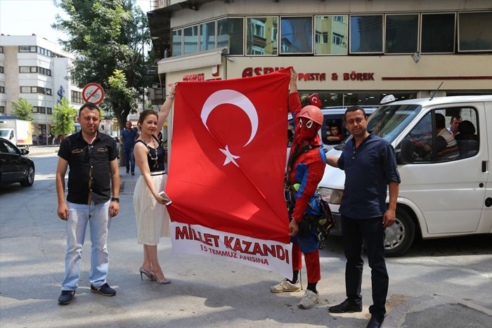 'Örümcek Adam'dan 15 Temmuz pankartı!