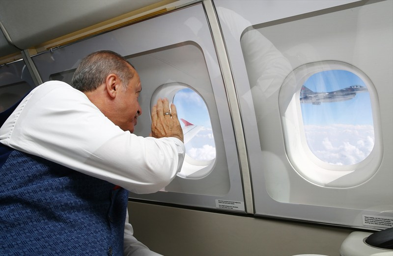 Cumhurbaşkanı Erdoğan İstanbul'a geldi Şehitler Köprüsü doldu