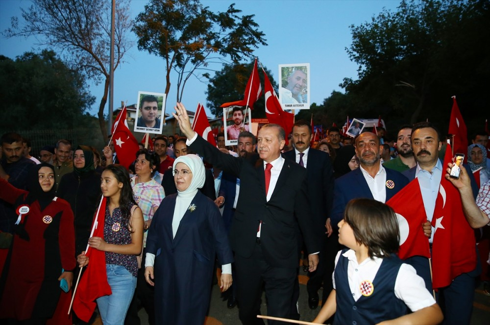 Erdoğan eşi ile yürüyerek geldi gördükleri ile mest oldu