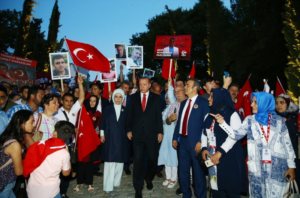 Erdoğan eşi ile yürüyerek geldi gördükleri ile mest oldu