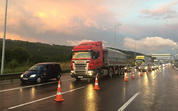 TIR kazası TEM Otoyolu’nu kapattı!