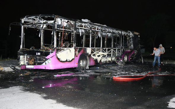  İstanbul'da İETT otobüsü cayır cayır yandı