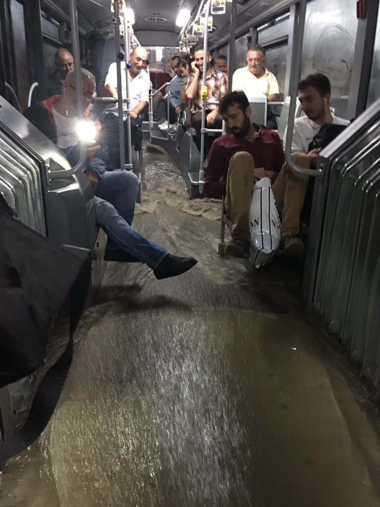 İstanbul'daki yağmurdan sıradışı acayip görüntüler var!