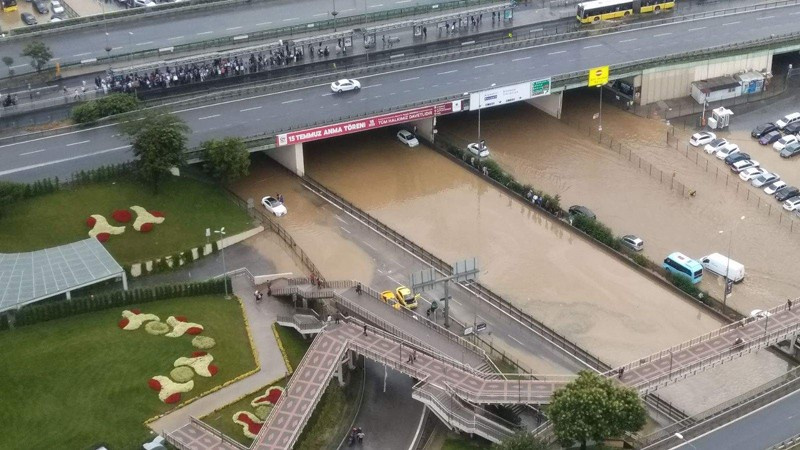 İstanbul Ünalan'da şok manzara! E-5'i kapatan sele bakın