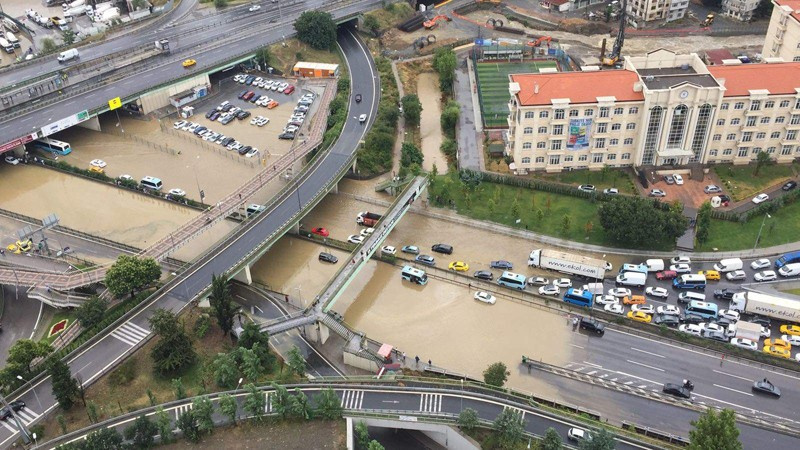 İstanbul Ünalan'da şok manzara! E-5'i kapatan sele bakın