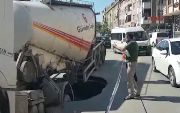 Yol çöktü beton kamyonu içine düştü