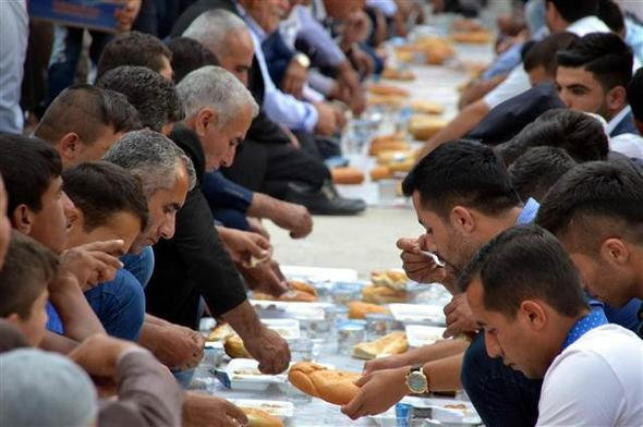 Böyle düğün görülmedi geline 100 bin TL altın takıldı!