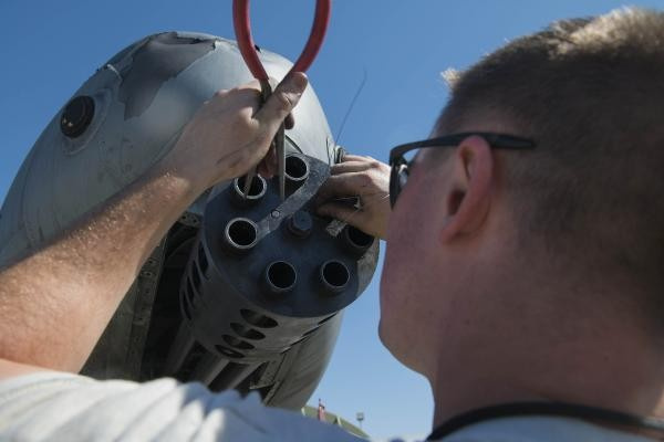 Tank avcısı A10'ların bombası bakın nasıl hazırlanıyor