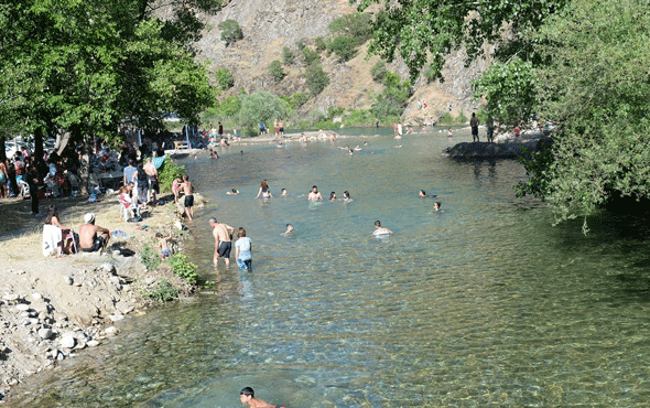 Burası Antalya değil Tunceli! Munzur'da plaj keyfine bakın