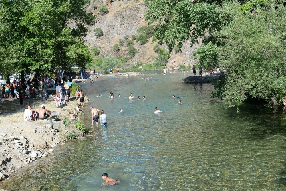 Burası Antalya değil Tunceli! Munzur'da plaj keyfine bakın