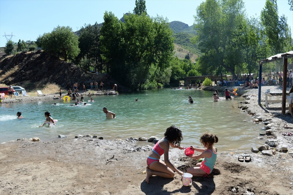 Burası Antalya değil Tunceli! Munzur'da plaj keyfine bakın