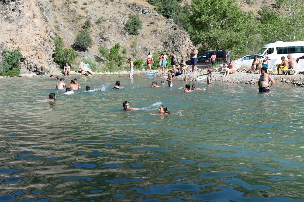 Burası Antalya değil Tunceli! Munzur'da plaj keyfine bakın