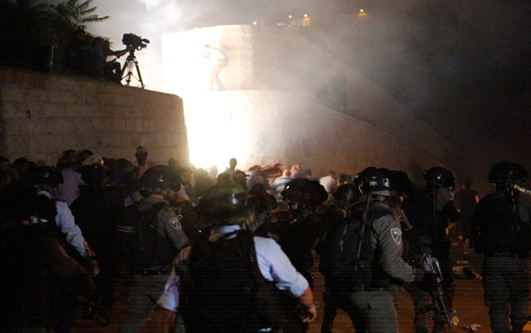 İsrail polisinden Aksa kapısındaki cemaate müdahale