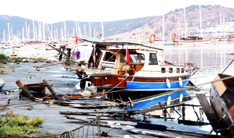 Bodrum'da deprem sonrası tsunami onlarca araç ve tekne sürüklendi