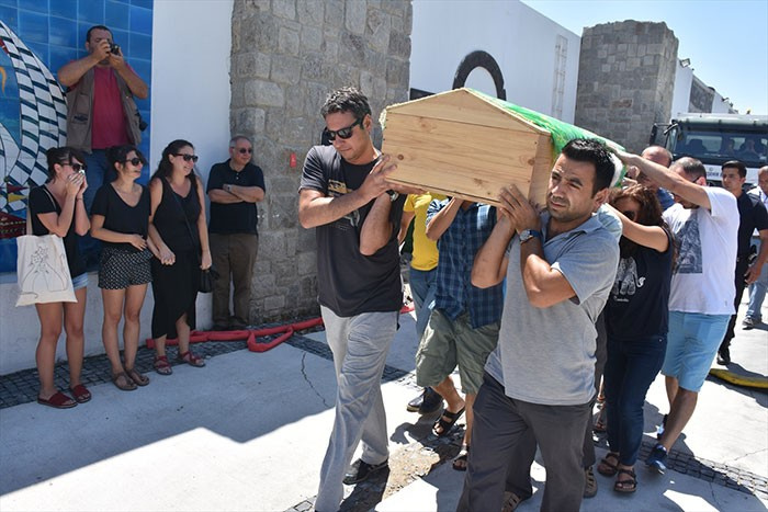 Depremde ölen Türk'ün cenazesi gözyaşlarıyla karşılandı