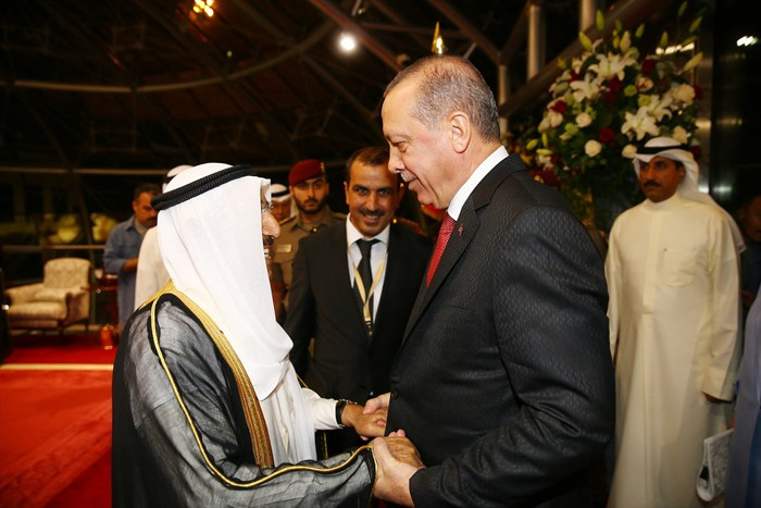 Kuveyt Emiri Erdoğan'ın elini bırakmadı karşılamaya bakın