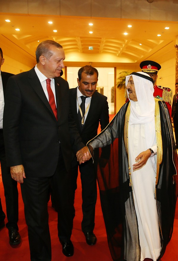 Kuveyt Emiri Erdoğan'ın elini bırakmadı karşılamaya bakın