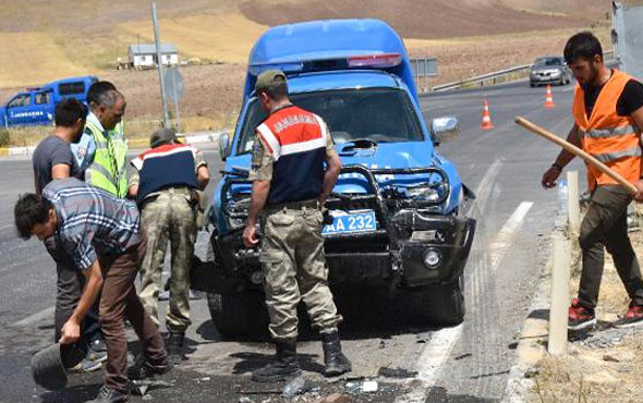 Askeri araçla otomobil çarpıştı ölü ve yaralılar var